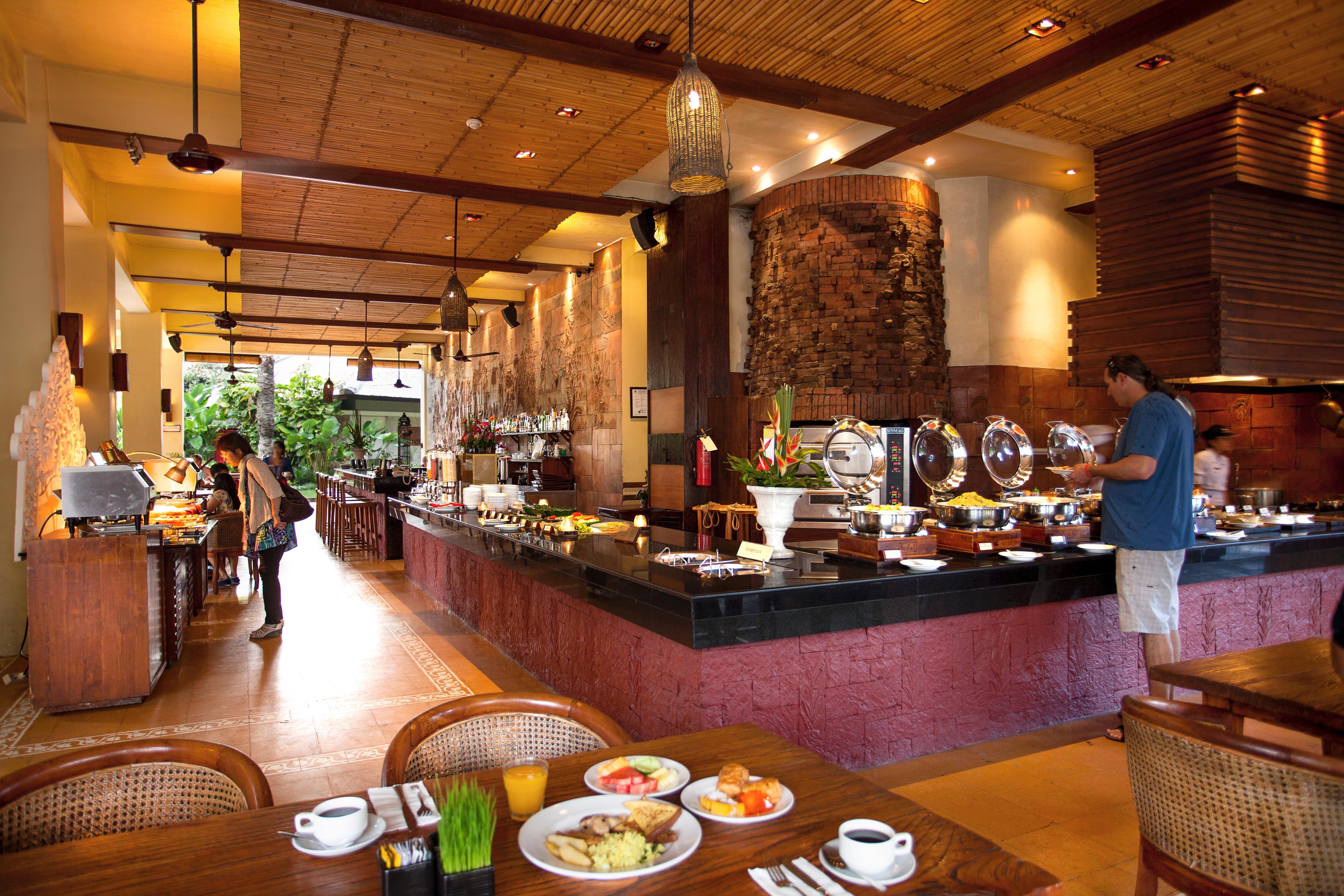 Ramayana Suites&Resort Kuta Lombok Exterior foto The restaurant at the Royal Thai Police Cadet School