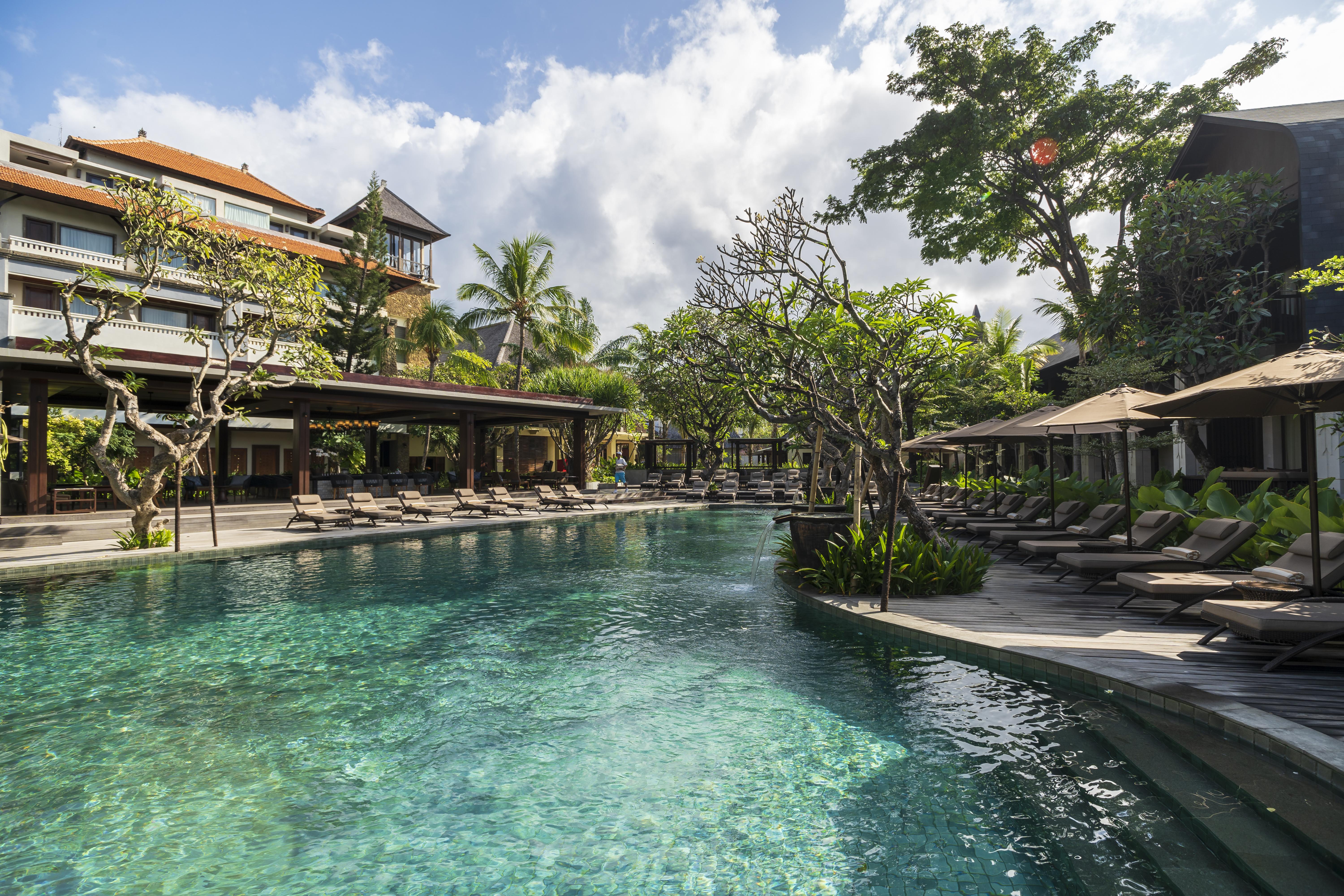 Ramayana Suites&Resort Kuta Lombok Exterior foto The swimming pool at the hotel