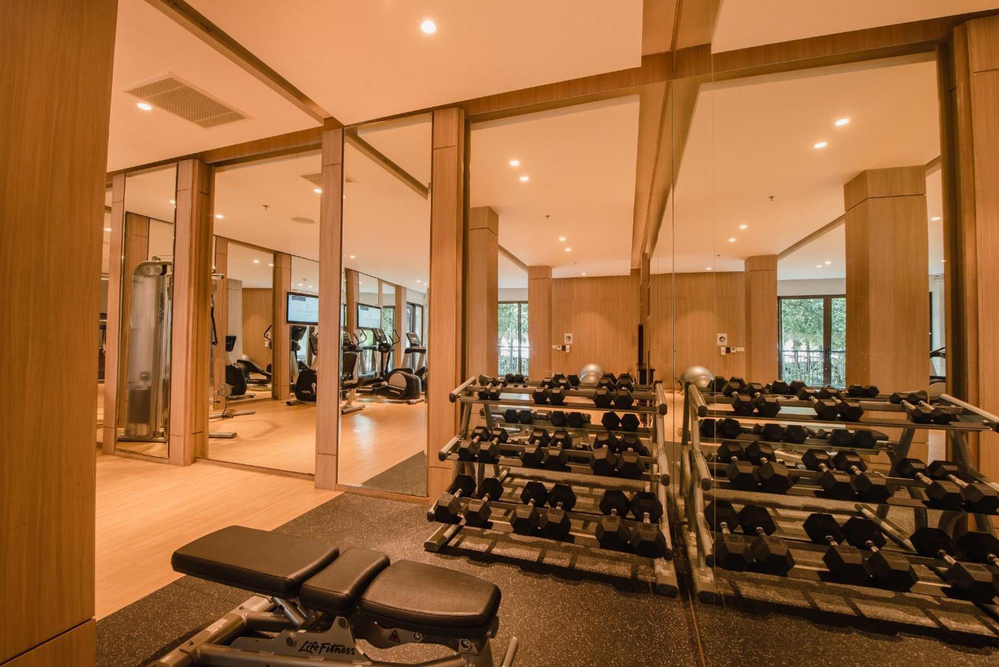 Ramayana Suites&Resort Kuta Lombok Exterior foto The gym at the hotel