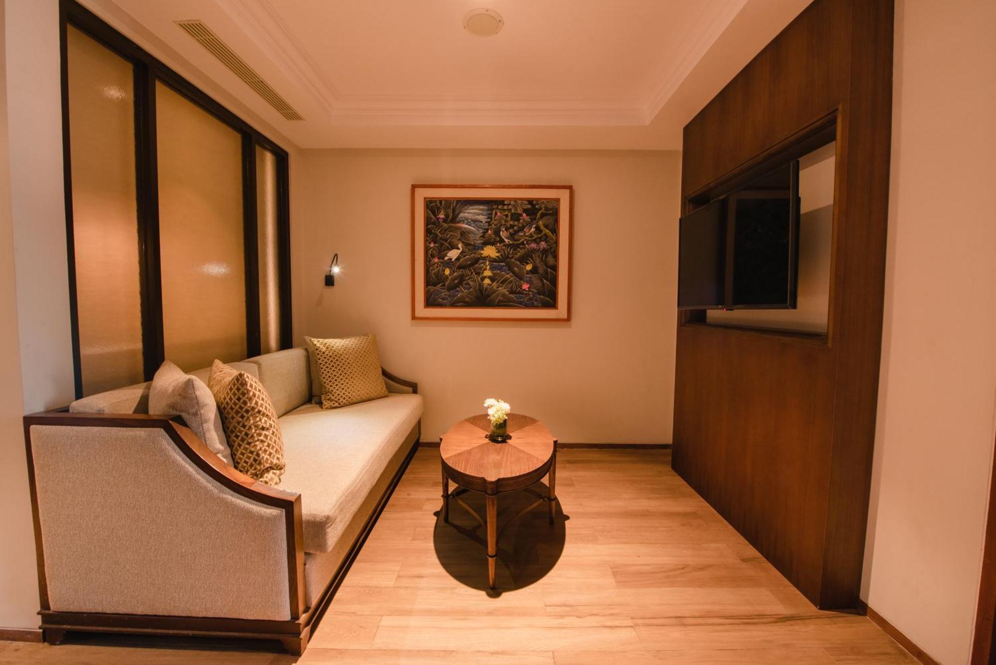 Ramayana Suites&Resort Kuta Lombok Exterior foto A living room in a suite at the hotel