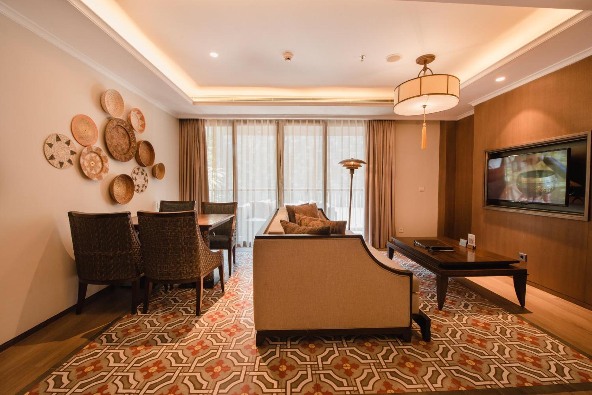 Ramayana Suites&Resort Kuta Lombok Exterior foto A living room at the hotel