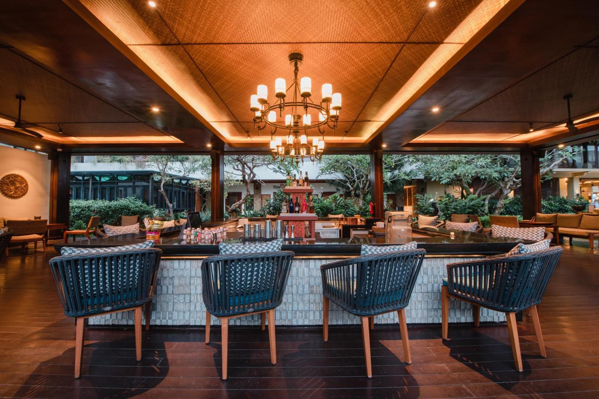 Ramayana Suites&Resort Kuta Lombok Exterior foto The Bar