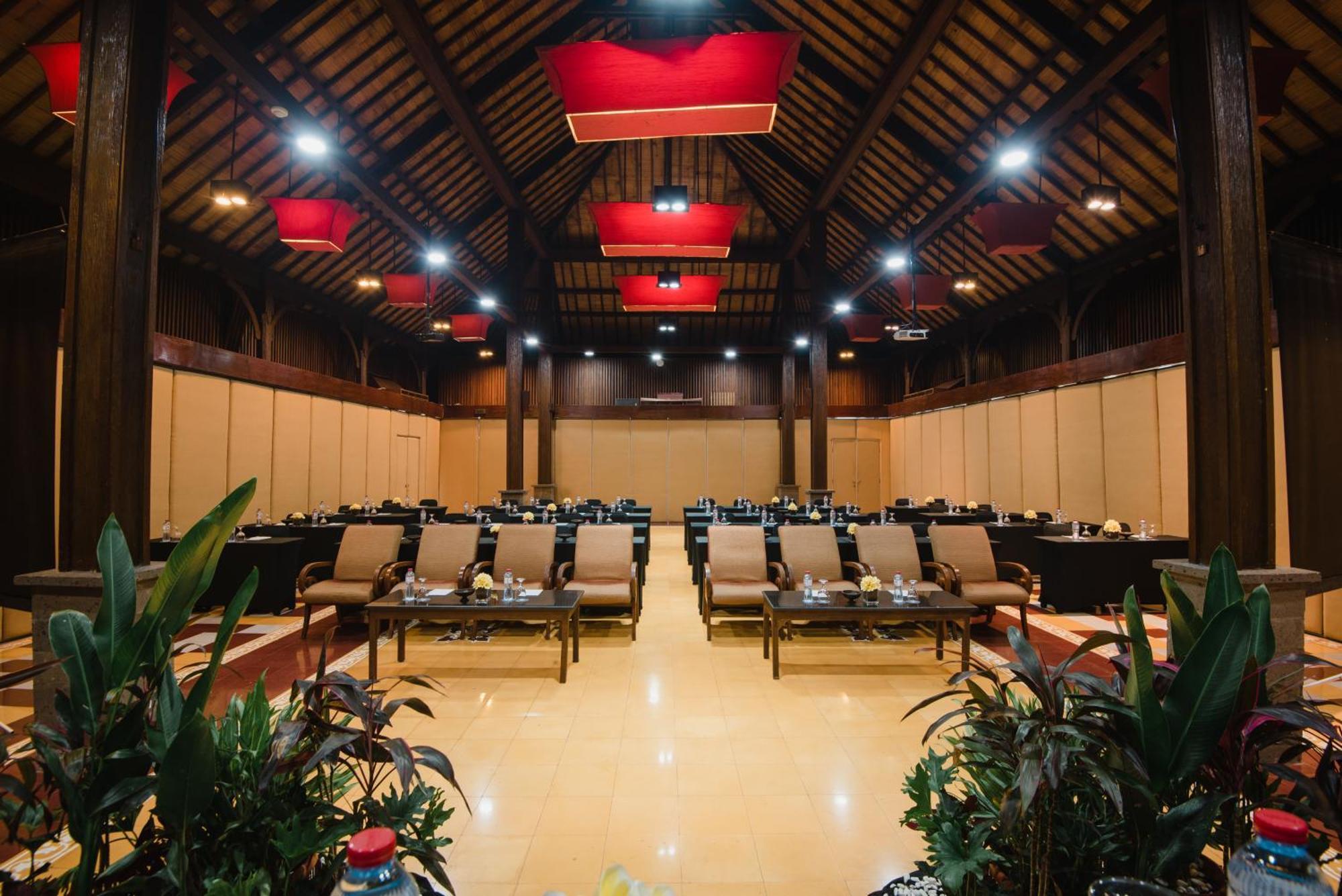 Ramayana Suites&Resort Kuta Lombok Exterior foto The interior of the main hall