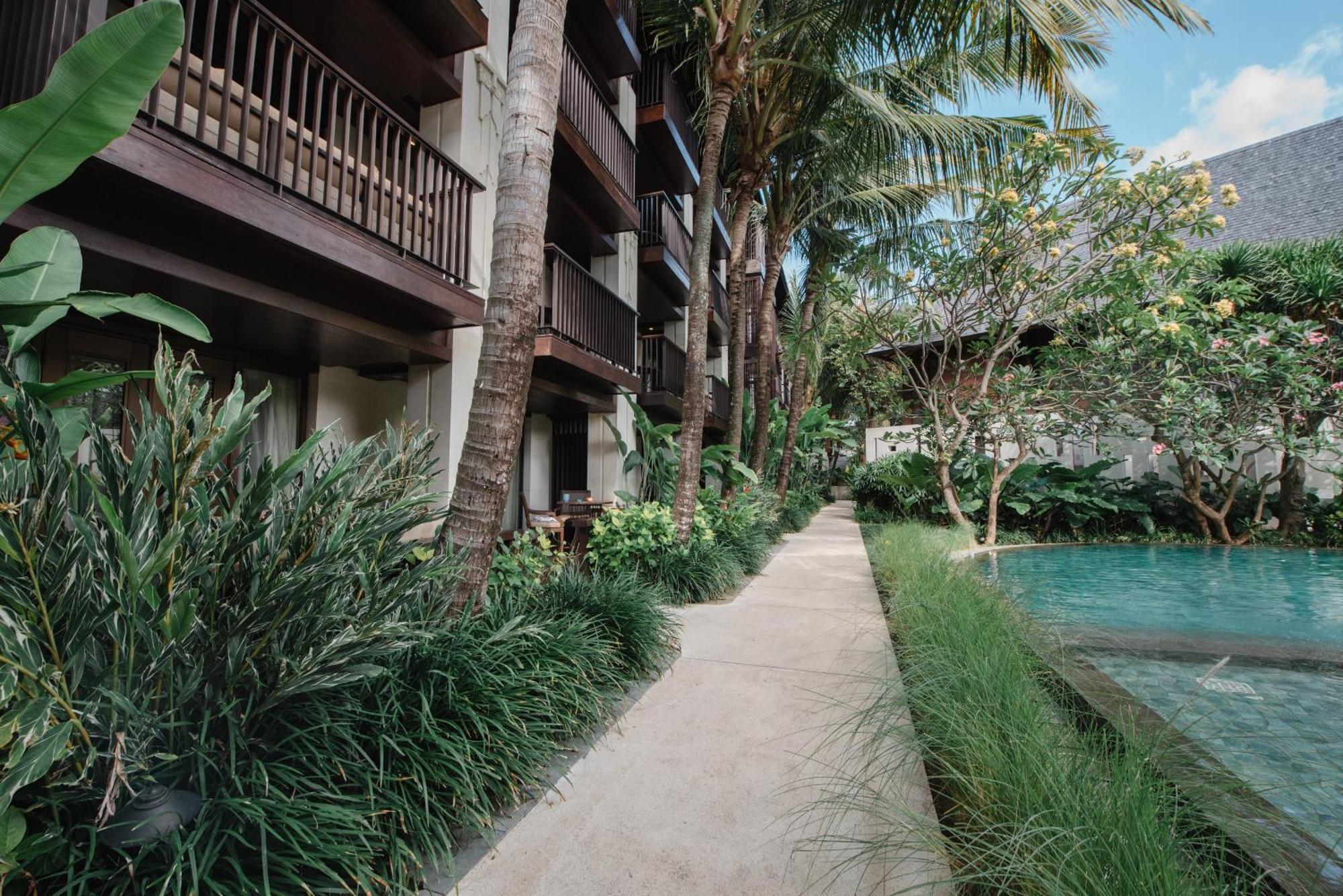 Ramayana Suites&Resort Kuta Lombok Exterior foto The hotel's pool