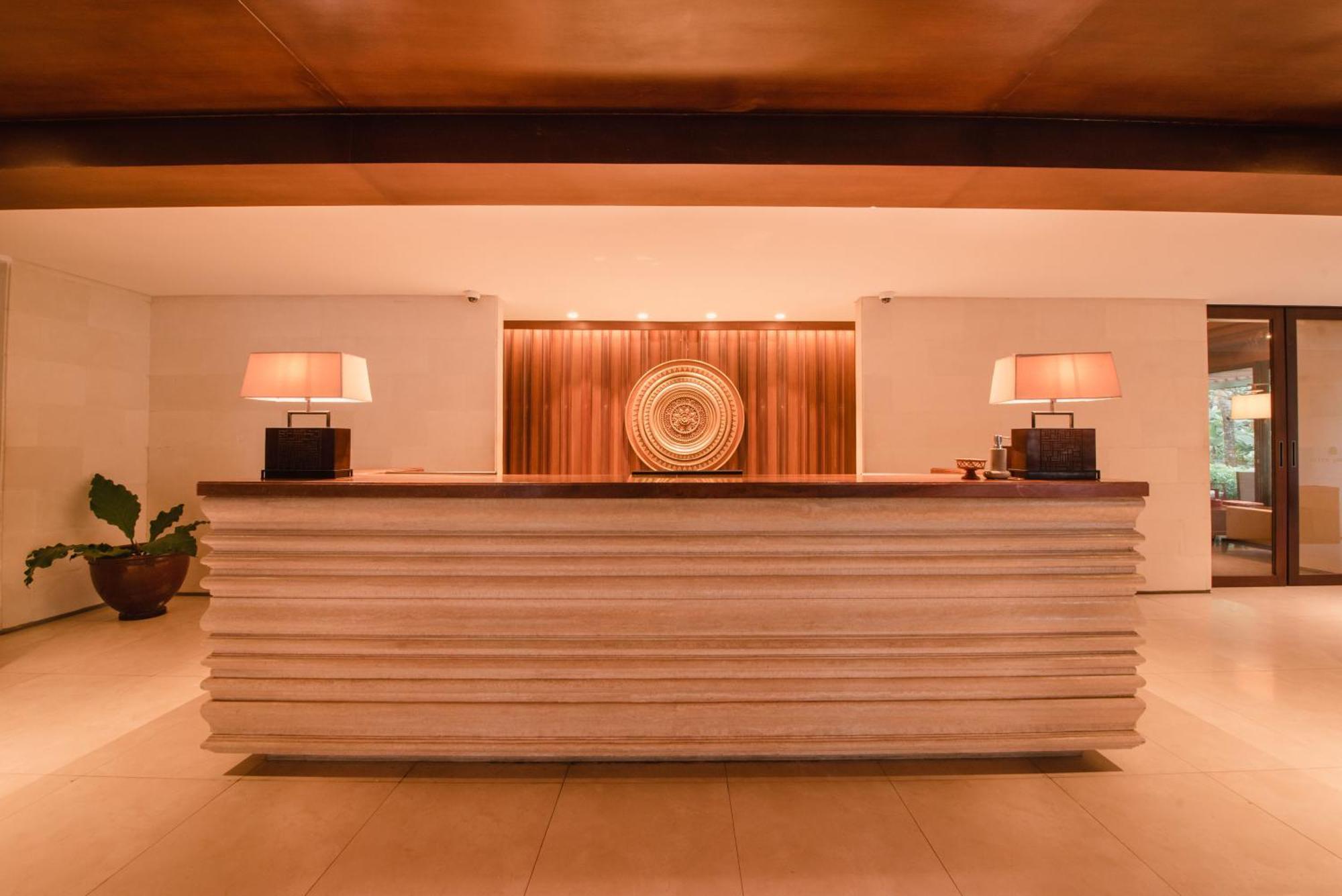 Ramayana Suites&Resort Kuta Lombok Exterior foto The reception area of the hotel