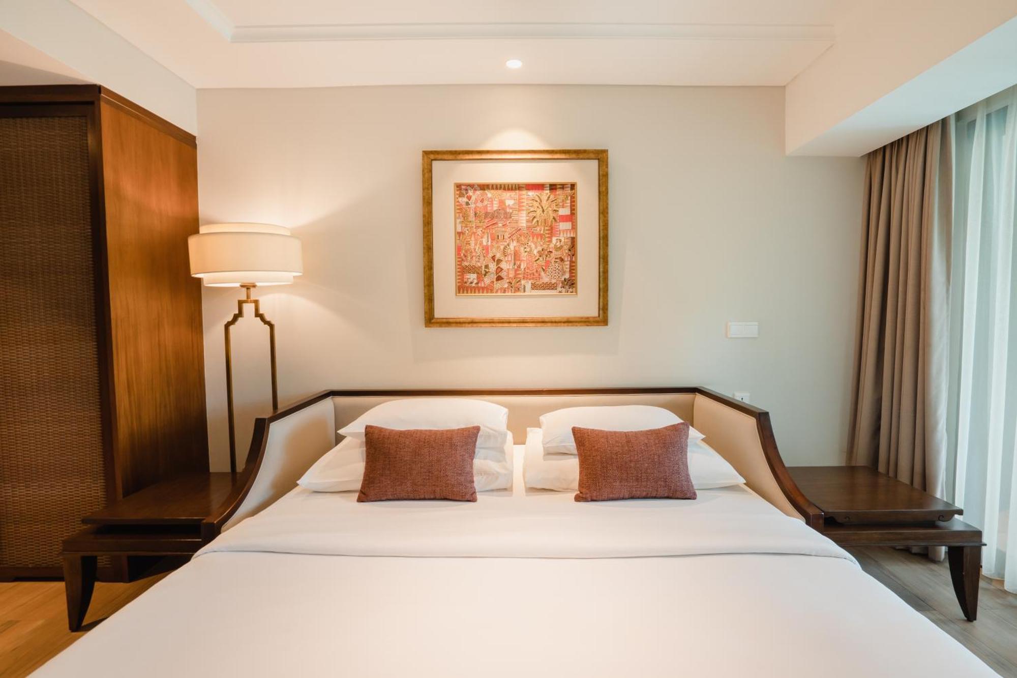 Ramayana Suites&Resort Kuta Lombok Exterior foto A bedroom at the hotel