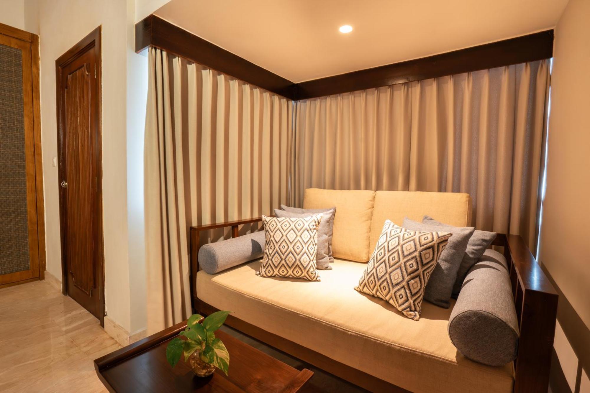 Ramayana Suites&Resort Kuta Lombok Exterior foto A sofa bed
