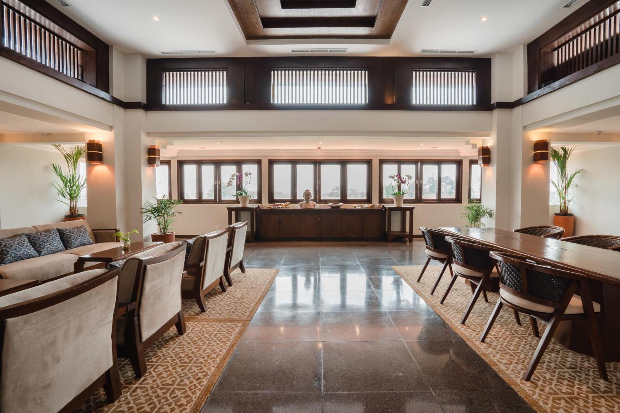Ramayana Suites&Resort Kuta Lombok Exterior foto The interior of the hotel